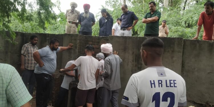 ਵਰ੍ਹਦੇ ਮੀਂਹ ‘ਚ ਡਿਪਟੀ ਕਮਿਸ਼ਨਰ ਫੀਲਡ ‘ਚ