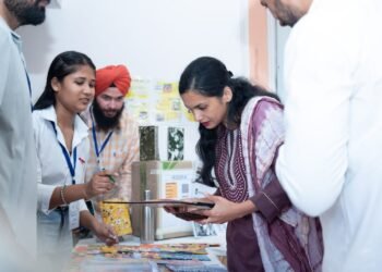 ਜ਼ਿਲ੍ਹਾ ਪ੍ਰਸ਼ਾਸਨ ਵੱਲੋਂ ਸ਼ੁਰੂ ਕੀਤੇ ‘ਮੇਰਾ ਬਚਪਨ’ ਪ੍ਰੋਜੈਕਟ ਨੇ ਬੱਚਿਆਂ ਦੇ ਹੱਥ ਫੜਾਈ ਕਲਮ