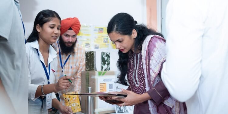 ਜ਼ਿਲ੍ਹਾ ਪ੍ਰਸ਼ਾਸਨ ਵੱਲੋਂ ਸ਼ੁਰੂ ਕੀਤੇ ‘ਮੇਰਾ ਬਚਪਨ’ ਪ੍ਰੋਜੈਕਟ ਨੇ ਬੱਚਿਆਂ ਦੇ ਹੱਥ ਫੜਾਈ ਕਲਮ