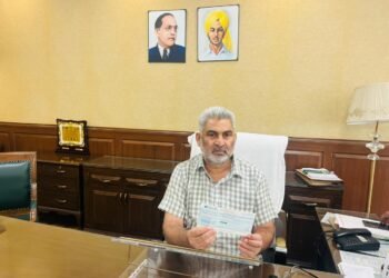 ਕੈਬਨਿਟ ਮੰਤਰੀ ਲਾਲ ਚੰਦ ਕਟਾਰੂਚੱਕ ਨੇ ਹੜ੍ਹ ਪ੍ਰਭਾਵਿਤ ਲੋਕਾਂ ਨੂੰ ਆਪਣੀ ਇੱਕ ਮਹੀਨੇ ਦੀ ਤਨਖ਼ਾਹ ਇਮਦਾਦ ਵਜੋਂ ਦਿੱਤੀ