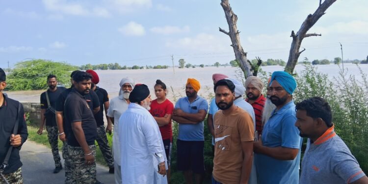 ਪਾਣੀ ਦੀ ਮਾਰ ਹੇਠ ਆਏ ਪਿੰਡਾਂ ਦੇ ਵਸਨੀਕਾਂ ਦੀ ਮਦਦ ਲਈ ਪੁੱਜੇ ਕੈਬਨਿਟ ਮੰਤਰੀ ਚੇਤਨ ਸਿੰਘ ਜੌੜਾਮਾਜਰਾ