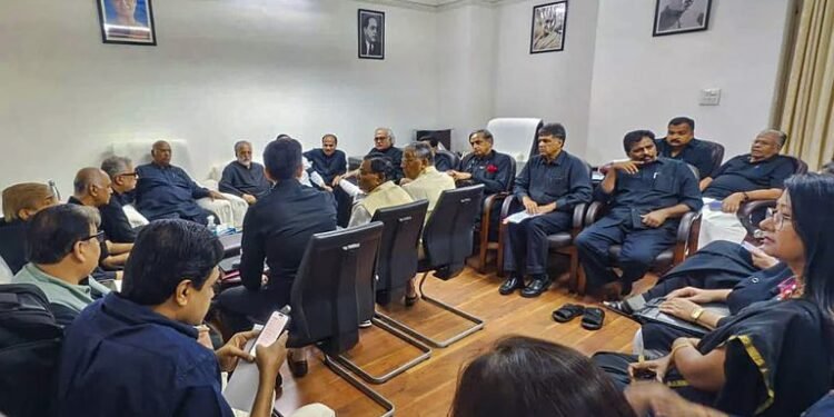 ਮਨੀਪੁਰ ਬਾਰੇ ਸਰਕਾਰ ਦੇ ਰੁਖ਼ ਖ਼ਿਲਾਫ਼ ਵਿਰੋਧੀ ਪਾਰਟੀਆਂ ਦੇ ਮੈਂਬਰ ਕਾਲੇ ਕੱਪੜੇ ਪਾ ਕੇ ਸੰਸਦ ਪੁੱਜੇ