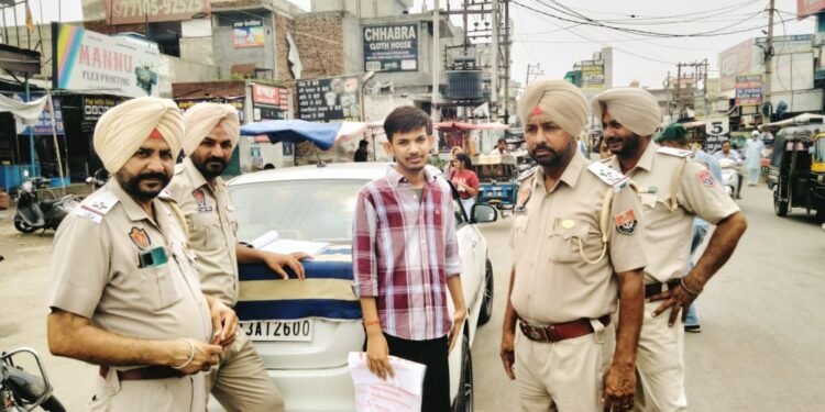 ਸੰਗਰੂਰ ਬੱਸ ਨੇੜੇ। ਟ੍ਰੈਫਿਕ ਇੰਚਾਰਜ ਜਸਵਿੰਦਰ ਸਿੰਘ ਨੇ ਆਪਣੀ ਪੁਲਿਸ ਪਾਰਟੀ ਸਮੇਤ ਨਾਕੇ ਲਾਕੇ ਲੋਕਾਂ ਦੇ ਕੱਟੇ ਚਲਾਨ