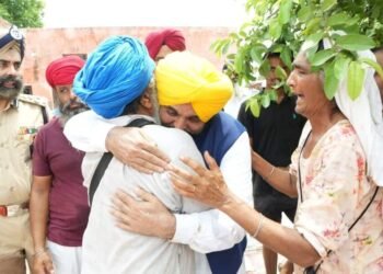 ਹੜ੍ਹਾਂ ਦੀ ਮਾਰ: ਬਿਪਤਾ ਮਾਰਿਆਂ ਦੇ ਗਲ ਲੱਗ ਭਾਵੁਕ ਹੋਏ CM ਮਾਨ