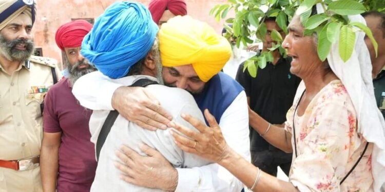 ਹੜ੍ਹਾਂ ਦੀ ਮਾਰ: ਬਿਪਤਾ ਮਾਰਿਆਂ ਦੇ ਗਲ ਲੱਗ ਭਾਵੁਕ ਹੋਏ CM ਮਾਨ