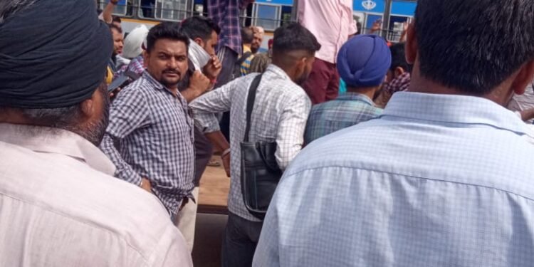 ਪੀਆਰਟੀਸੀ ਬੱਸ ਡਰਾਈਵਰ ਦੀ ਲਾਸ਼ ਬੱਸ ਸਟੈਂਡ ਮੂਹਰੇ ਰੱਖ ਕੇ ਪ੍ਰਦਰਸ਼ਨ ਕੀਤਾ ਤੇ ਚੱਕਾ ਜਾਮ
