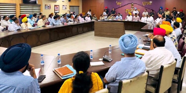 ਕੈਬਨਿਟ ਮੰਤਰੀ ਕੁਲਦੀਪ ਸਿੰਘ ਧਾਲੀਵਾਲ ਨੇ ਜ਼ਿਲ੍ਹਾ ਗੁਰਦਾਸਪੁਰ ਵਿੱਚ ਹੜ੍ਹ ਰੋਕੂ ਪ੍ਰਬੰਧਾਂ ਬਾਰੇ ਕੀਤੀ ਰੀਵਿਊ ਮੀਟਿੰਗ