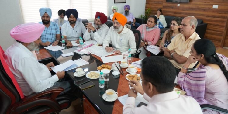 ਜ਼ਿਲ੍ਹਾ ਖ਼ਜ਼ਾਨਾ ਦਫ਼ਤਰਾਂ ਦੀ ਕਾਰਗੁਜ਼ਾਰੀ ਨੂੰ ਹੋਰ ਬਿਹਤਰ ਬਣਾਉਣ ਲਈ ਬੁਨਿਆਦੀ ਢਾਂਚੇ ਨੂੰ ਮਜ਼ਬੂਤ ਕੀਤਾ ਜਾਵੇਗਾ-ਹਰਪਾਲ ਸਿੰਘ ਚੀਮਾ