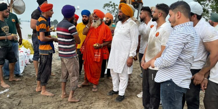 ਹੜ੍ਹਾਂ ਨਾਲ ਪ੍ਰਭਾਵਿਤ ਖੇਤਰਾਂ ਦੇ ਲੋਕਾਂ ਦੀ ਮਦਦ ਲਈ ਹਰਮੀਤ ਸਿੰਘ ਪਠਾਣਮਾਜਰਾ ਨਿਰੰਤਰ ਕਾਰਜਸ਼ੀਲ