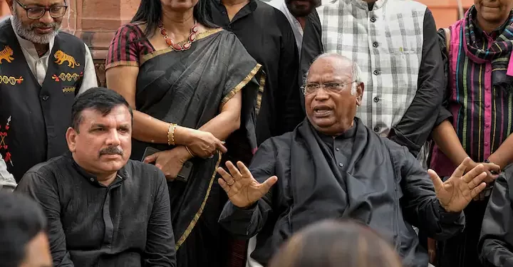 ਵਿਰੋਧੀ ਧਿਰ ਦੇ ਨੇਤਾ ਮਨੀਪੁਰ ਮਾਮਲੇ ’ਚ ਰਾਸ਼ਟਰਪਤੀ ਨੂੰ ਮਿਲੇ