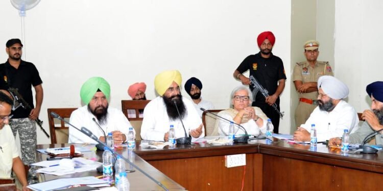 ਗੁਰਮੀਤ ਸਿੰਘ ਖੁੱਡੀਆਂ ਵੱਲੋਂ ਧੁੰਦ ਦੇ ਮੌਸਮ ਤੋਂ ਪਹਿਲਾਂ ਲਿੰਕ ਸੜਕਾਂ ‘ਤੇ ਰੋਡ ਸੇਫਟੀ ਦੇ ਪੁਖ਼ਤਾ ਇੰਤਜ਼ਾਮ ਕਰਨ ਦੇ ਆਦੇਸ਼ 