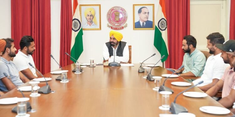 ਮੁੱਖ ਮੰਤਰੀ ਨੇ ਏਸ਼ੀਅਨ ਹਾਕੀ ਚੈਂਪੀਅਨ ਟਰਾਫੀ ਦੀ ਜੇਤੂ ਟੀਮ ਵਿੱਚ ਸ਼ਾਮਲ ਪੰਜਾਬ ਦੇ ਖਿਡਾਰੀਆਂ ਦੀ ਪਿੱਠ ਥਾਪੜੀ