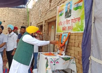 ਮੁੱਖ ਮੰਤਰੀ ਨੇ ਲੇਹ ਵਿਖੇ ਸ਼ਹੀਦ ਹੋਏ ਦੋ ਬਹਾਦਰ ਜਵਾਨਾਂ ਦੇ ਵਾਰਸਾਂ ਨੂੰ ਵਿੱਤੀ ਸਹਾਇਤਾ ਵਜੋਂ 1 ਕਰੋੜ ਰੁਪਏ ਦੇ ਚੈੱਕ ਸੌਂਪੇ