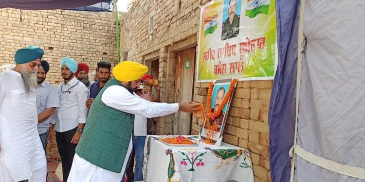 ਮੁੱਖ ਮੰਤਰੀ ਨੇ ਲੇਹ ਵਿਖੇ ਸ਼ਹੀਦ ਹੋਏ ਦੋ ਬਹਾਦਰ ਜਵਾਨਾਂ ਦੇ ਵਾਰਸਾਂ ਨੂੰ ਵਿੱਤੀ ਸਹਾਇਤਾ ਵਜੋਂ 1 ਕਰੋੜ ਰੁਪਏ ਦੇ ਚੈੱਕ ਸੌਂਪੇ