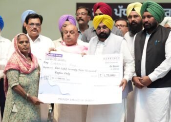 ਮੁੱਖ ਮੰਤਰੀ ਨੇ ਘਰਾਂ ਦੇ ਨਿਰਮਾਣ ਲਈ 25000 ਲਾਭਪਾਤਰੀਆਂ ਨੂੰ ਮਾਲੀ ਇਮਦਾਦ ਵਜੋਂ 101 ਕਰੋੜ ਰੁਪਏ ਦੇ ਚੈੱਕ ਸੌਂਪੇ