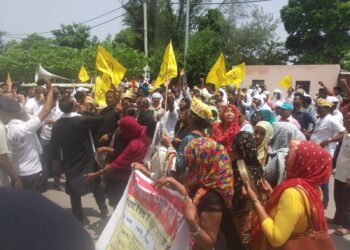 ਕਲਰਕਾਂ ਨੇ ਉਪ ਮੁੱਖ ਮੰਤਰੀ ਦੁਸ਼ਿਅੰਤ ਚੌਟਾਲਾ ਦੇ ਘਰ ਅੱਗੇ ਖਾਲ੍ਹੀ ਭਾਂਡੇ ਖੜਕਾਏ