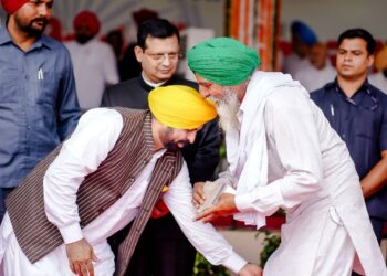 ਮੁੱਖ ਮੰਤਰੀ ਨੇ ਹੜ੍ਹ ਪੀੜਤ ਲੋਕਾਂ ਨਾਲ ਕੀਤਾ ਵਾਅਦਾ ਨਿਭਾਇਆ, ਮੁਆਵਜ਼ੇ ਦੇ ਚੈੱਕ ਸੌਂਪੇ
