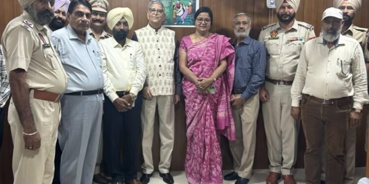 ਲੋਕਪਾਲ ਪੰਜਾਬ ਵੱਲੋਂ ਸੁਪਰਡੈਂਟ ਹਰਜੀਤ ਸਿੰਘ ਨੂੰ ਸੇਵਾਮੁਕਤੀ ‘ਤੇ ਵਧਾਈ