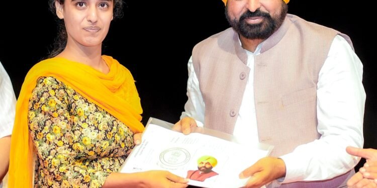 ਮੁੱਖ ਮੰਤਰੀ ਵੱਲੋਂ ਪਟਵਾਰੀਆਂ ਦੇ ਭੱਤੇ ਵਿੱਚ ਤਿੰਨ ਗੁਣਾ ਵਾਧਾ ਕਰਨ ਦਾ ਐਲਾਨ