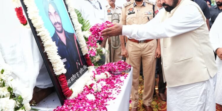 ਮੁੱਖ ਮੰਤਰੀ ਨੇ ਅਨੰਤਨਾਗ ਵਿੱਚ ਸ਼ਹੀਦ ਹੋਏ ਦੋ ਬਹਾਦਰ ਜਵਾਨਾਂ ਦੇ ਵਾਰਸਾਂ ਨੂੰ ਵਿੱਤੀ ਸਹਾਇਤਾ ਵਜੋਂ ਇੱਕ-ਇੱਕ ਕਰੋੜ ਰੁਪਏ ਦੇ ਚੈੱਕ ਸੌਂਪੇ