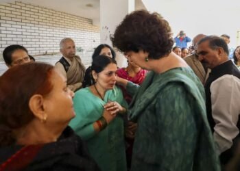 ਪ੍ਰਿਯੰਕਾ ਗਾਂਧੀ ਨੇ ਹਿਮਾਚਲ ਦੇ ਹੜ੍ਹ ਪ੍ਰਭਾਵਿਤ ਲੋਕਾਂ ਨਾਲ ਮੁਲਾਕਾਤ ਕੀਤੀ