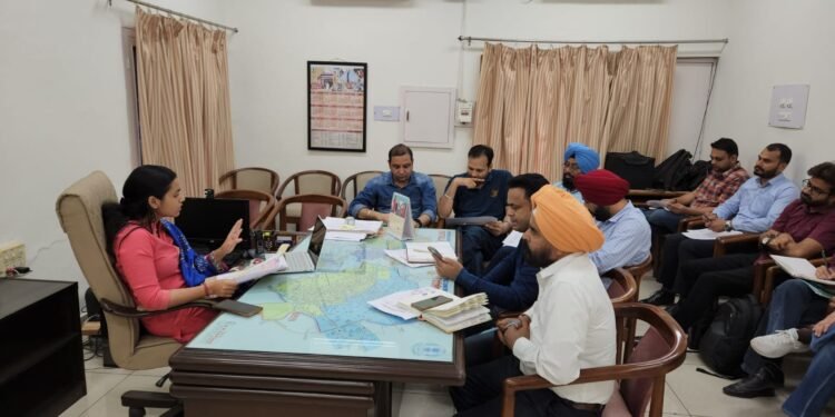 ਪਰਾਲੀ ਪ੍ਰਬੰਧਨ ਕਰਨ ਲਈ ਡਿਪਟੀ ਕਮਿਸ਼ਨਰ ਵੱਲੋਂ ਅਧਿਕਾਰੀਆਂ ਨਾਲ ਬੈਠਕ