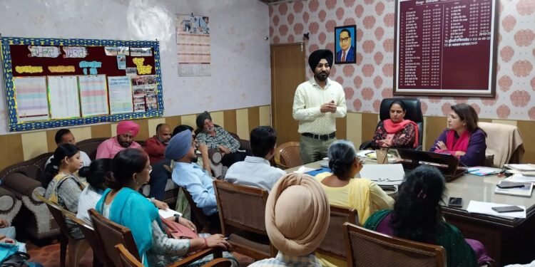 ਪ੍ਰਾਈਵੇਟ ਸਕੂਲਾਂ ਦੇ ਬੋਰਡ ਪੰਜਾਬੀ ਭਾਸ਼ਾ ਵਿਚ ਲਿਖੇ ਜਾਣ ਸਬੰਧੀ ਸਿੱਖਿਆ ਅਧਿਕਾਰੀਆਂ ਨਾਲ ਮੀਟਿੰਗ