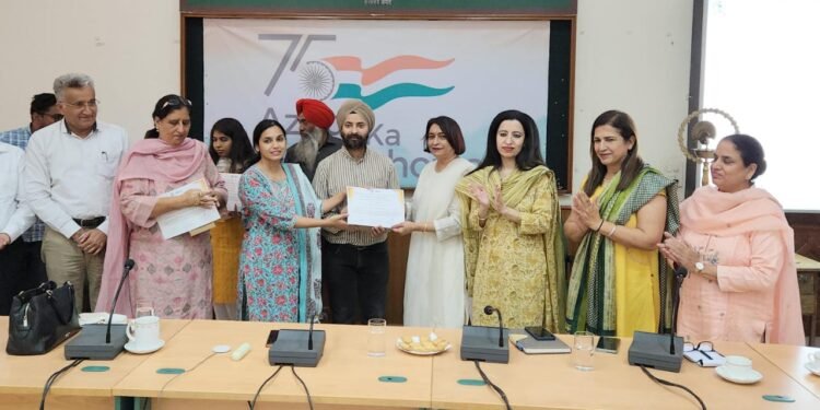 ਡਿਪਟੀ ਕਮਿਸ਼ਨਰ ਨੇ ਸਿੱਖਿਆ ਦੇ ਖੇਤਰ ‘ਚ ਵਿਲੱਖਣ ਕੰਮ ਕਰਨ ਵਾਲੇ ਅਧਿਆਪਕਾਂ ਦਾ ਕੀਤਾ ਸਨਮਾਨ