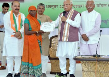 ਪਲਾਈਵੁੱਡ ਆਪਰੇਟਰਾਂ ਦੀ ਲੰਬੇ ਸਮੇਂ ਤੋਂ ਲਟਕਦੀ ਆ ਰਹੀ ਮੰਗ ਨੂੰ ਪੂਰਾ ਕਰਦਿਆਂ ਮੁੱਖ ਮੰਤਰੀ ਨੇ ਲੱਕੜ ਦੀ ਖਰੀਦ ਦੀ ਮਾਰਕੀਟ ਫੀਸ 1 ਫੀਸਦੀ ਮੁਆਫ ਕਰ ਦਿੱਤੀ ਹੈ।