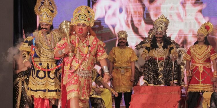 ਰਾਵਣ ਨੇ ਹਨੂੰਮਾਨ ਜੀ ਦੀ ਪੂਛ ਨੂੰ ਅੱਗ ਲਗਾ ਦਿੱਤੀ ਅਤੇ ਹਨੂੰਮਾਨ ਜੀ ਨੇ ਲੰਕਾ ਨੂੰ ਸਾੜ ਦਿੱਤਾ।