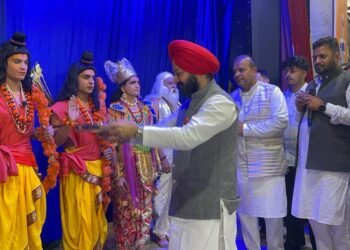 ਭਾਟੀਆ ਵਿੱਚ ਰਾਵਣ ਦਾ ਪੁਤਲਾ ਸਾੜਦੇ ਹੋਏ ਸ਼੍ਰੀ ਰਾਮਲੀਲਾ ਦੇ ਜੋੜੇ।