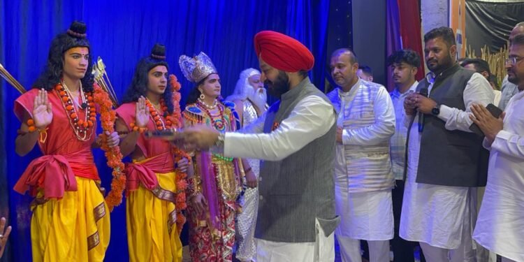 ਭਾਟੀਆ ਵਿੱਚ ਰਾਵਣ ਦਾ ਪੁਤਲਾ ਸਾੜਦੇ ਹੋਏ ਸ਼੍ਰੀ ਰਾਮਲੀਲਾ ਦੇ ਜੋੜੇ।