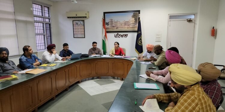 ਡਿਪਟੀ ਕਮਿਸ਼ਨਰ ਵੱਲੋਂ ਜ਼ਿਲ੍ਹਾ ਅਧਿਕਾਰੀਆਂ ਤੇ ਖਰੀਦ ਏਜੰਸੀਆਂ ਨਾਲ ਮੀਟਿੰਗ