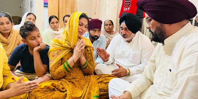 ਕੁਲਦੀਪ ਸਿੰਘ ਧਾਲੀਵਾਲ ਤੇ ਚੇਤਨ ਸਿੰਘ ਜੌੜਾਮਾਜਰਾ ਵਲੋਂ ਅਮਰੀਕਾ ਚ ਕਤਲ ਹੋਏ ਤਲਵੰਡੀ ਮਲਿਕ ਦੇ ਕਰਨਵੀਰ ਸਿੰਘ ਦੇ ਪੀੜਤ ਪਰਿਵਾਰ ਨਾਲ ਮਿਲਕੇ ਦੁੱਖ ਦਾ ਪ੍ਰਗਟਾਵਾ