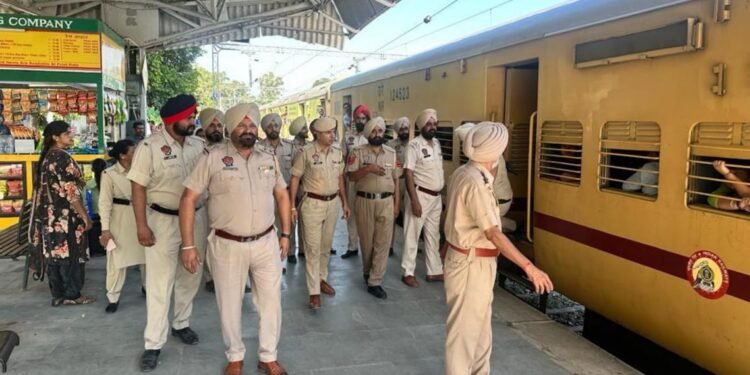 ਤਿਉਹਾਰਾਂ ਦੇ ਸੀਜ਼ਨ ਦੇ ਮੱਦੇਨਜ਼ਰ ਪੰਜਾਬ ਪੁਲਿਸ ਵੱਲੋਂ ਸੂਬੇ ਭਰ ’ਚ ਰੇਲਵੇ ਸਟੇਸ਼ਨਾਂ ਅਤੇ ਭੀੜ-ਭੜੱਕੇ ਵਾਲੀਆਂ ਥਾਵਾਂ , ਬਜ਼ਾਰਾਂ ’ਤੇ ਤਲਾਸ਼ੀ ਅਭਿਆਨ