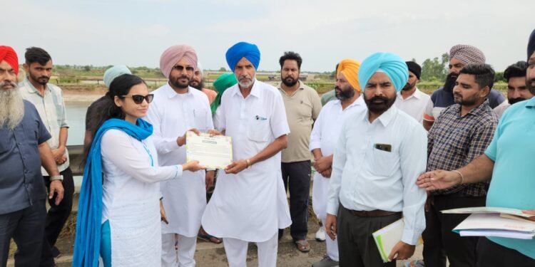 ਡੀ.ਸੀ. ਵੱਲੋਂ ਅਗਾਂਹਵਧੂ ਕਿਸਾਨਾਂ ਦਾ ਖੇਤਾਂ ‘ਚ ਜਾ ਕੇ ਸਨਮਾਨ