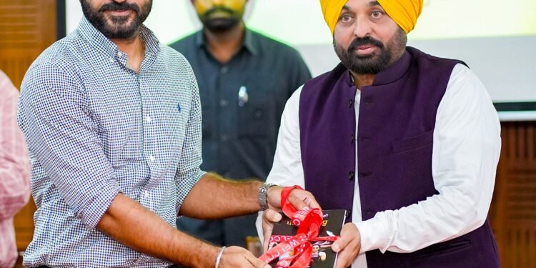 ਤਨਖ਼ਾਹਾਂ ਵਿੱਚ ਦੁੱਗਣਾ ਵਾਧਾ ਕਰਨ ਤੋਂ ਬਾਅਦ ਮੁੱਖ ਮੰਤਰੀ ਵੱਲੋਂ ਐਗਜ਼ੀਕਿਊਟਿਵ ਕੋਚਾਂ ਨਾਲ ਵਿਚਾਰ-ਵਟਾਂਦਰਾ