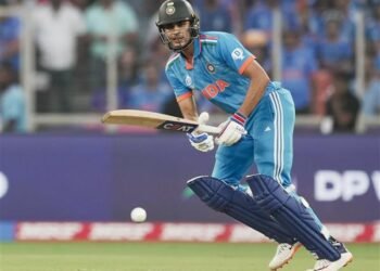 ਸ਼ੁਭਮਨ ਗਿੱਲ ਨੇ ਨੰਬਰ 1 ਵਨਡੇ ਬੱਲੇਬਾਜ਼ ਦੀ ਦੌੜ ਵਿੱਚ ਬਾਬਰ ਆਜ਼ਮ ਤੋਂ ਛੇ ਅੰਕਾਂ ਦਾ ਫਰਕ ਘਟਾਇਆ