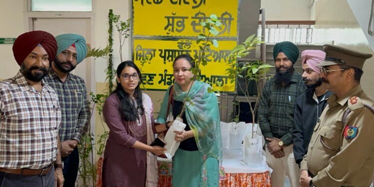 ਸਵੱਛ ਦੀਵਾਲੀ ਤੇ ਸ਼ੁੱਭ ਦੀਵਾਲੀ ਦੇ ਬੇਨਰ ਹੇਠ ਜ਼ਿਲ੍ਹਾ ਪ੍ਰਬੰਧਕੀ ਕੰਪਲੈਕਸ ਵਿਖੇ ਲਗਾਈ ਪ੍ਰਦਰਸ਼ਨੀ