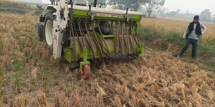 ਸਹਿਕਾਰੀ ਸਭਾਵਾਂ ਤੇ ਖੇਤੀਬਾੜੀ ਵਿਭਾਗ ਵੱਲੋਂ ਹੈਪੀ ਸੀਡਰ ਨਾਲ ਛੋਟੇ ਕਿਸਾਨਾਂ ਦੇ ਖੇਤਾਂ ‘ਚ ਮੁਫ਼ਤ ਕਣਕ ਦੀ ਬਿਜਾਈ ਜਾਰੀ