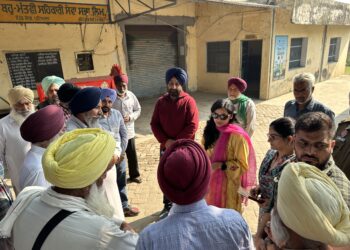 ਅੱਗ ਨਾ ਲਗਾਕੇ ਪਰਾਲੀ ਸੰਭਾਲਣ ਲੱਗੇ ਪਿੰਡ ਲੰਗ ਦੇ ਕਿਸਾਨ, 75 ਫੀਸਦੀ ਖੇਤਾਂ ‘ਚ ਗੱਠਾਂ ਬਣਾਈਆਂ