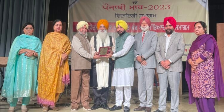ਪੁਰਸਕਾਰ ਵੰਡ ਅਤੇ ਸੱਭਿਆਚਾਰਕ ਪੇਸ਼ਕਾਰੀਆਂ ਨਾਲ ਨੇਪਰੇ ਚੜ੍ਹਿਆ ਪੰਜਾਬੀ ਮਾਹ