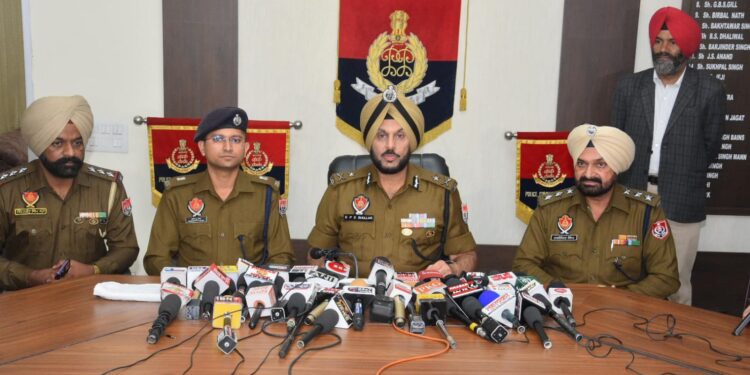 ਪੰਜਾਬ ਪੁਲਿਸ ਨੇ ਅਮਰੀਕਾ ਅਧਾਰਿਤ ਜਸਮੀਤ ਲੱਕੀ ਵੱਲੋਂ ਚਲਾਏ ਜਾ ਰਹੇ ਨਸ਼ਾ ਤਸਕਰੀ ਰੈਕੇਟ ਦਾ ਕੀਤਾ ਪਰਦਾਫਾਸ਼; 6 ਕਿਲੋ ਹੈਰੋਇਨ ਸਮੇਤ ਦੋ ਵਿਅਕਤੀ ਗ੍ਰਿਫ਼ਤਾਰ