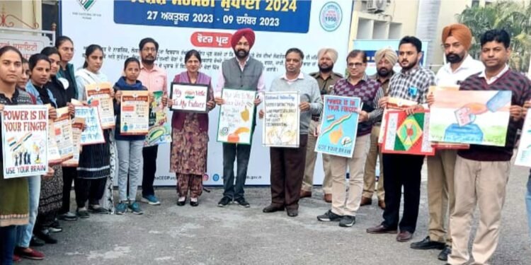 ਡਵੀਜ਼ਨਲ ਕਮਿਸ਼ਨਰ ਨੇ ਨੌਜਵਾਨਾਂ ਨੂੰ ਵੋਟਾਂ ਬਣਾਉਣ ਲਈ ਕੀਤਾ ਜਾਗਰੂਕ