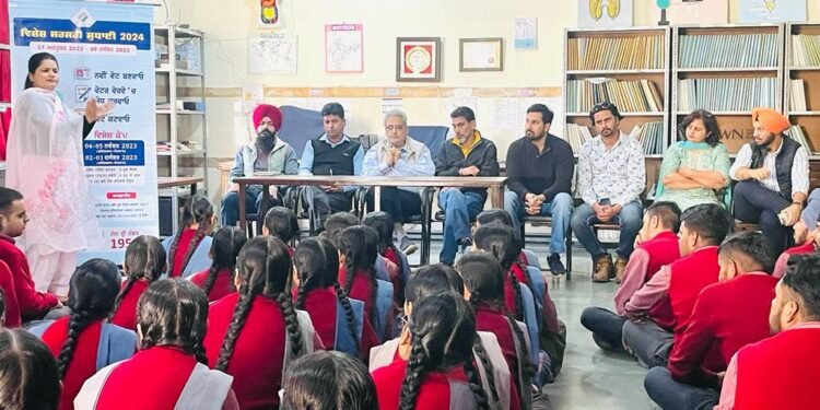 ਸਵੀਪ ਟੀਮ ਨੇ ਪਟਿਆਲਾ ਸਕੂਲ ਆਫ਼ ਡੈਫ ਐਂਡ ਬਲਾਈਡ ਵਿਖੇ ਵੋਟਰ ਜਾਗਰੂਕਤਾ ਕੈਂਪ ਲਗਾਇਆ