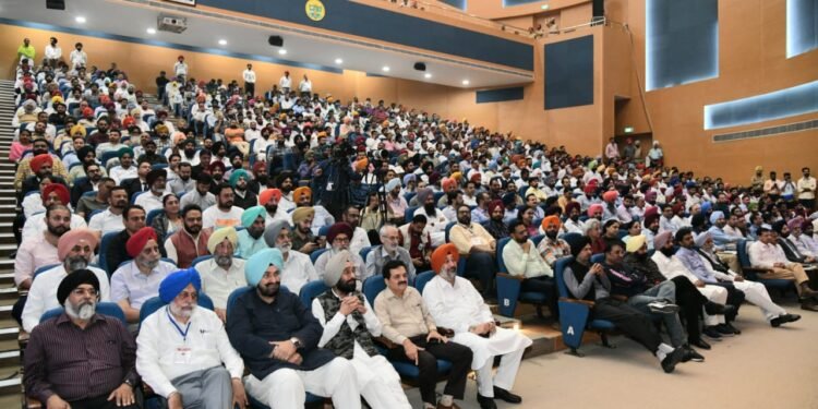 ਬੁੱਧੀਜੀਵੀਆਂ, ਸਾਹਿਤਕਾਰਾਂ ਤੇ ਉਦਯੋਗਪਤੀਆਂ ਨੇ ਬਹਿਸ ਦੇ ਕਦਮ ਨੂੰ ਸਮੂਹਿਕ ਸੂਝ-ਬੂਝ ਵੱਲ ਵੱਡੀ ਪੁਲਾਂਘ ਦੱਸਿਆ