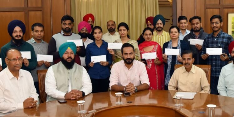 ਮੀਤ ਹੇਅਰ ਨੇ ਪੰਜਾਬ ਜਲ ਸਰੋਤ ਪ੍ਰਬੰਧਨ ਅਤੇ ਵਿਕਾਸ ਨਿਗਮ ਦੇ 13 ਨਵ-ਨਿਯੁਕਤ ਉਮੀਦਵਾਰਾਂ ਨੂੰ ਨਿਯੁਕਤੀ ਪੱਤਰ ਸੌਂਪੇ