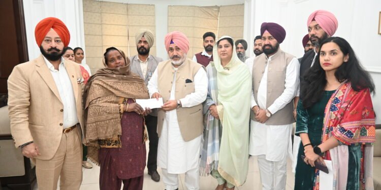 ਰੱਖਿਆ ਸੇਵਾਵਾਂ ਭਲਾਈ ਮੰਤਰੀ ਜੌੜਾਮਾਜਰਾ ਵੱਲੋਂ ਝੰਡਾ ਦਿਵਸ ਮੌਕੇ ਹਥਿਆਰਬੰਦ ਸੈਨਾਵਾਂ ਦੇ ਸ਼ਹੀਦਾਂ ਨੂੰ ਸ਼ਰਧਾਂਜਲੀ