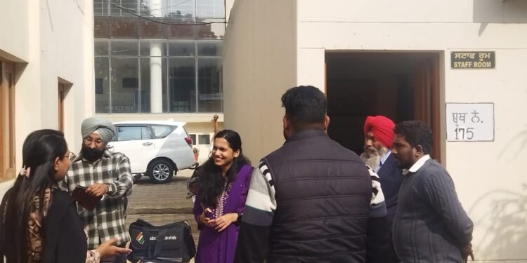 ਜ਼ਿਲ੍ਹਾ ਚੋਣ ਅਫ਼ਸਰ ਨੇ ਬੂਥ ਲੈਵਲ ਕੈਂਪਾਂ ਦਾ ਕੀਤਾ ਅਚਨਚੇਤ ਦੌਰਾ