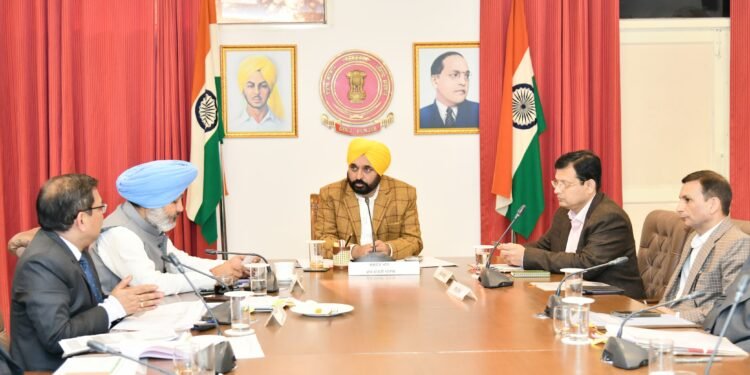 ਸੂਬਾ ਸਰਕਾਰ ਦੀਆਂ ਲੋਕ ਪੱਖੀ ਤੇ ਵਿਕਾਸ ਮੁਖੀ ਸਕੀਮਾਂ ਦਾ ਲਾਭ ਹਰੇਕ ਯੋਗ ਲਾਭਪਾਤਰੀ ਤੱਕ ਪਹੁੰਚਾਇਆ ਜਾਵੇ-ਮੁੱਖ ਮੰਤਰੀ ਵੱਲੋਂ ਅਧਿਕਾਰੀਆਂ ਨੂੰ ਆਦੇਸ਼
